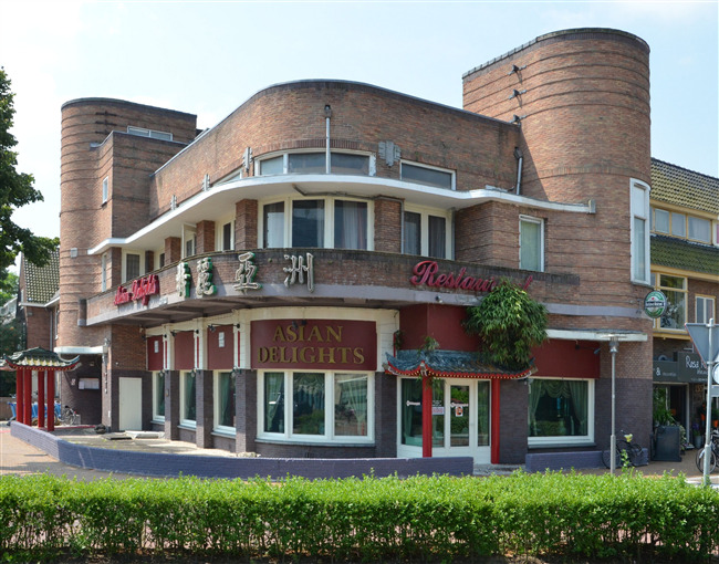 Het vroegere hotel, nu een Chinees restaurant, schuin van voren.
              <br/>
              Richard Keijzer, 2014-07-10